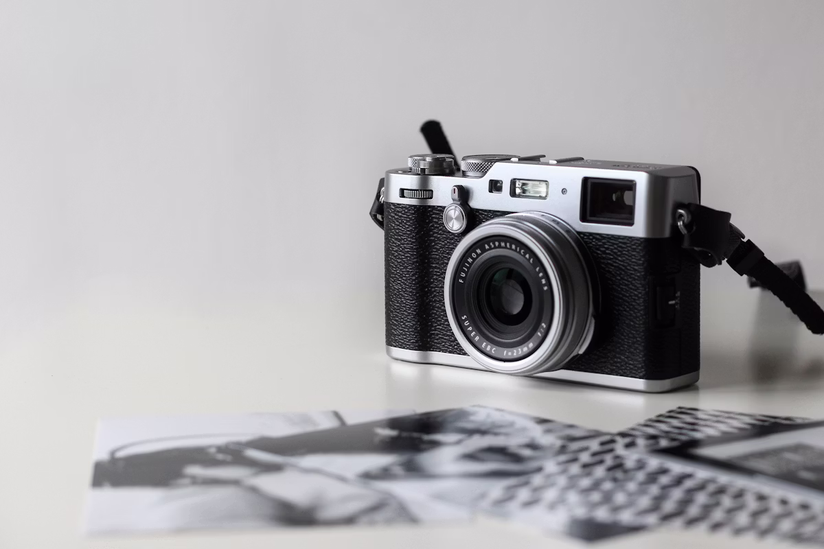 Instant camera and prints